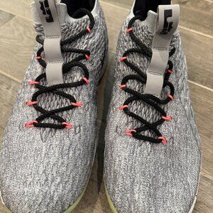 Nike LeBron 15 Low Men’s Basketball Shoes Gray Black Red Size 13.5 AQ1755-008